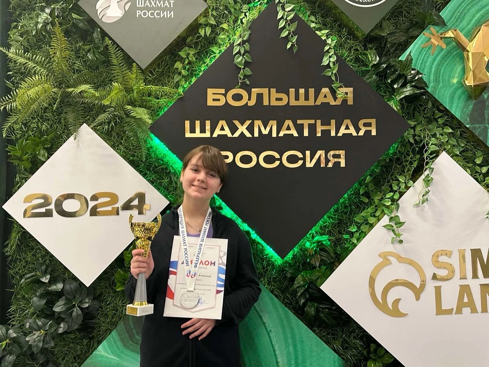 Настя Чекина, ученица 8 «Б» класса,  завоевала серебряную медаль на Первенстве России по шахматной композиции среди девушек до 19 лет.