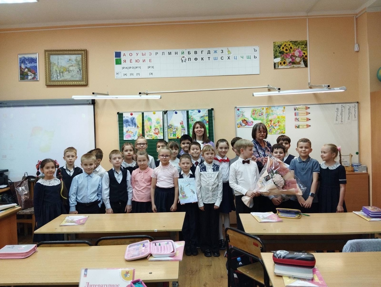 В 1 Б классе сегодня состоялась встреча с писательницей Т. С. Овчинниковой.