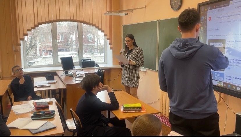 День воссоединения Крыма с Россией Волонтерский отряд «Твори добро» провел для учащихся лицея кинолекторий.