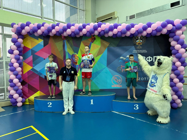Александров Михаил, ученик 4В класса, занял 2 место во Всероссийских Соревнованиях Детской Лиги Поволжья (спортивное плавание на спине).