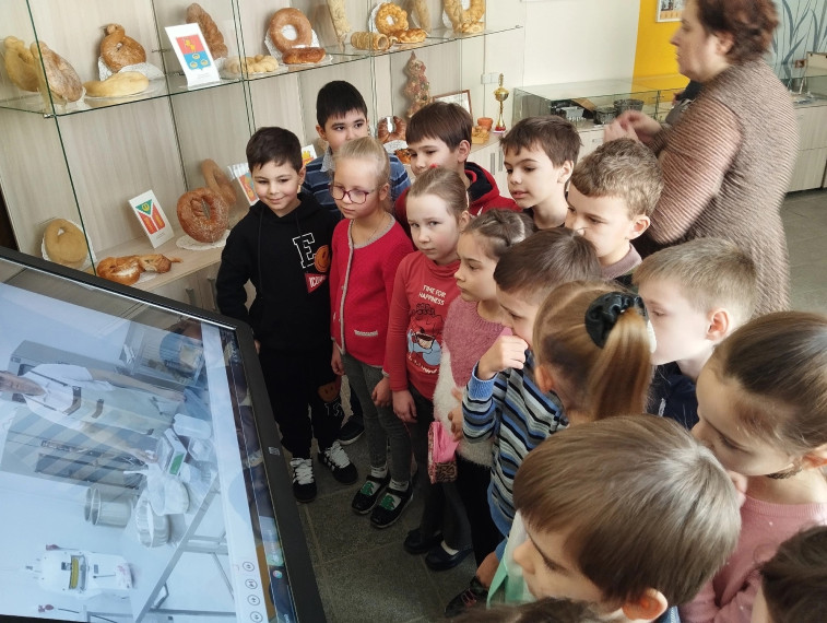 Наши самые маленькие ребята, 1Б класс на выходных посетили Саратовский музей калача с классным руководителем Шимкевич О.А..